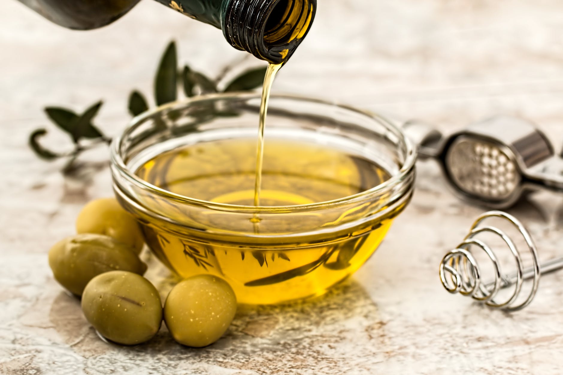 Dầu oliu là sản phẩm tự nhiên lành tính có khả năng dưỡng trắng da khi được kết hợp với mặt nạ đậu đỏ