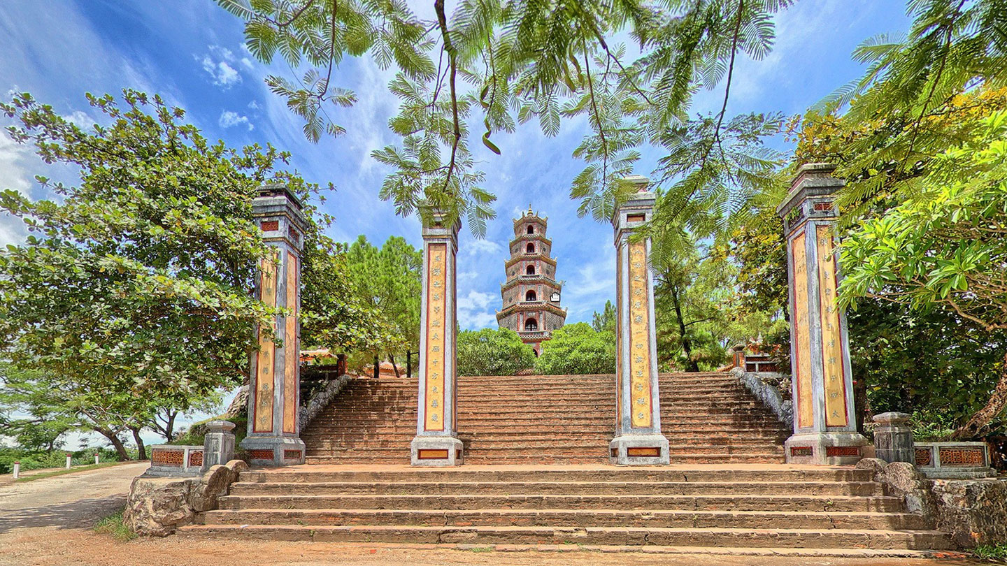 Tháp Phước Duyên, mỗi tầng đều có thờ tượng Phật