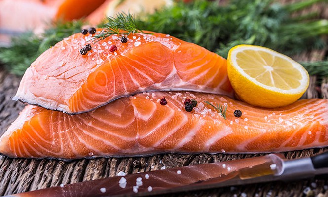 Cá hồi là nguồn thực phẩm giàu Collagen chứa rất nhiều Omega-3